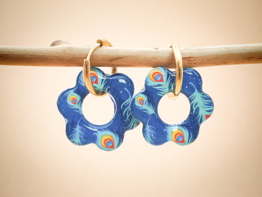 Boucles d’oreilles / Pampilles – Fleur paon aux reflets bleus profonds