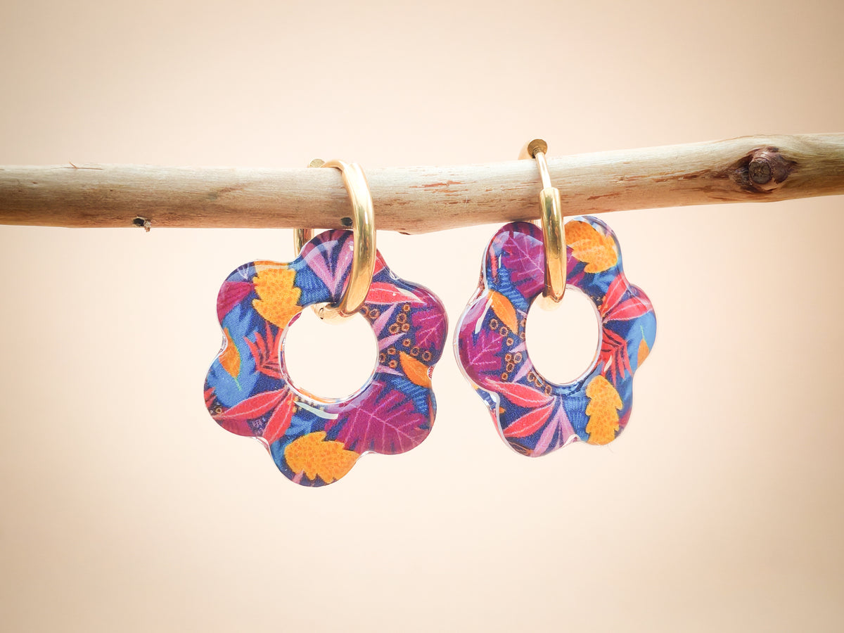 Boucles d’oreilles / Pampilles – Fleur tropicale aux éclats fuchsia