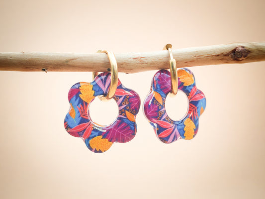 Boucles d’oreilles / Pampilles – Fleur tropicale aux éclats fuchsia