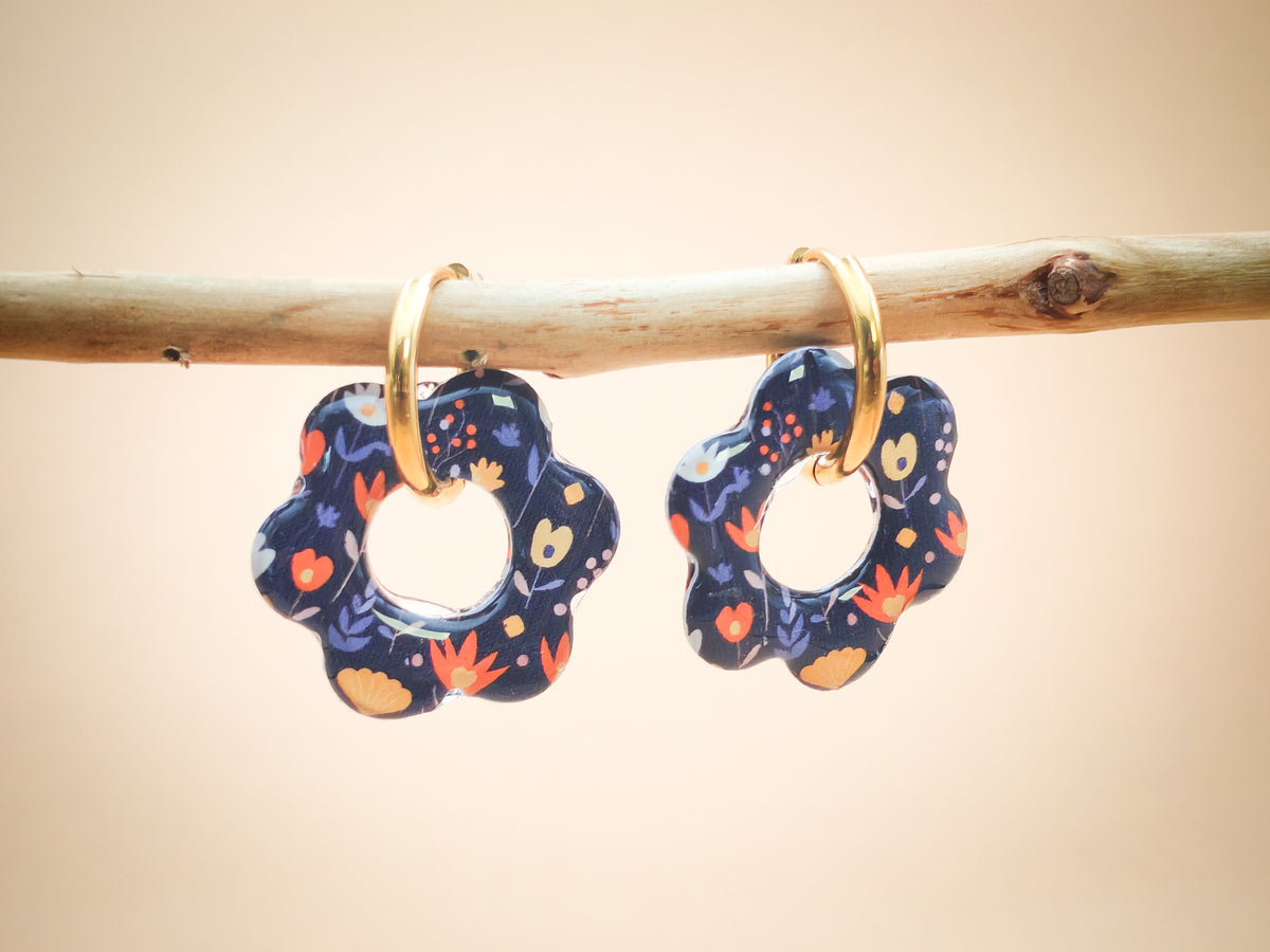 Boucles d’oreilles / Pampilles – Fleur nuit aux éclats floraux