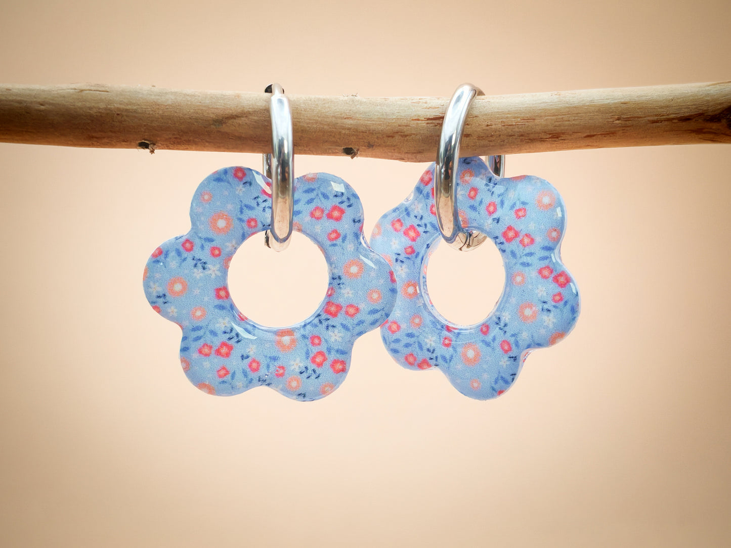 Boucles d’oreilles / Pampilles – Fleur douce sur fond bleu