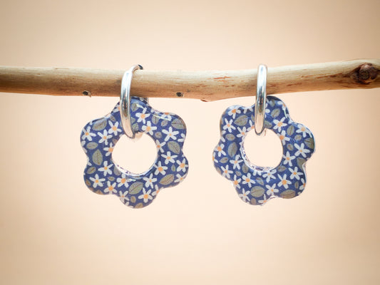 Boucles d’oreilles / Pampilles – Fleur liberty délicat
