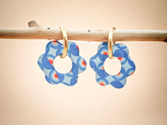 Boucles d’oreilles / Pampilles – Fleur rétro bleue aux reflets graphiques