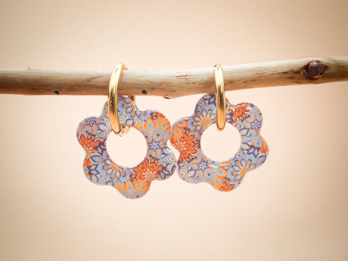 Boucles d’oreilles / Pampilles – Fleur pastel aux éclats dorés