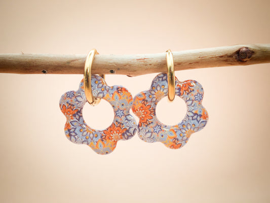Boucles d’oreilles / Pampilles – Fleur pastel aux éclats dorés