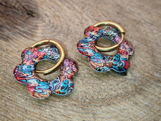 Boucles d’oreilles / Pampilles – Fleur graffiti aux éclats urbains