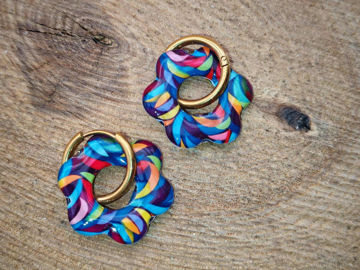 Boucles d’oreilles / Pampilles – Fleur arc-en-ciel aux reflets vibrants