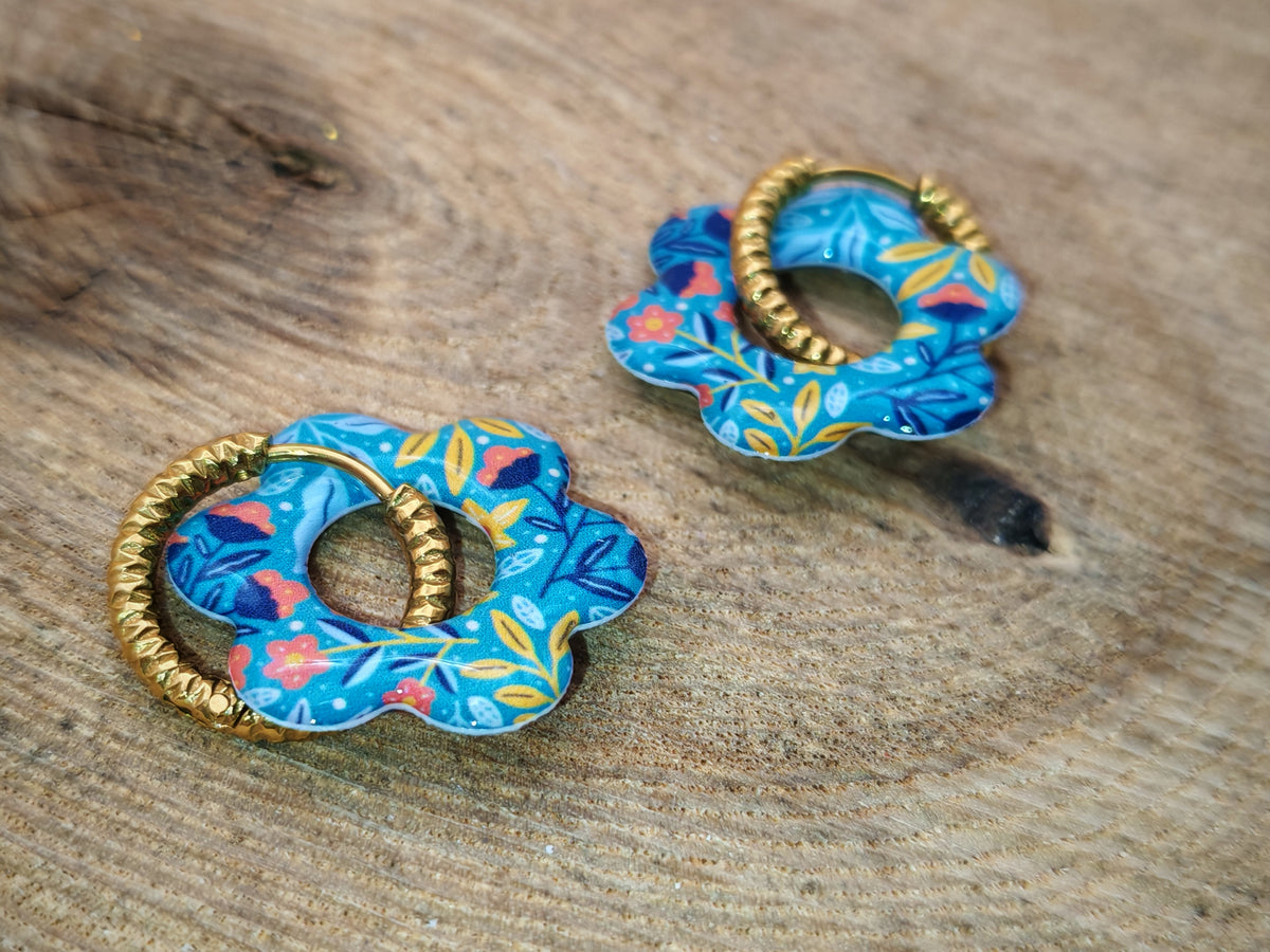 Boucles d’oreilles / Pampilles – Fleur bleue aux éclats colorés