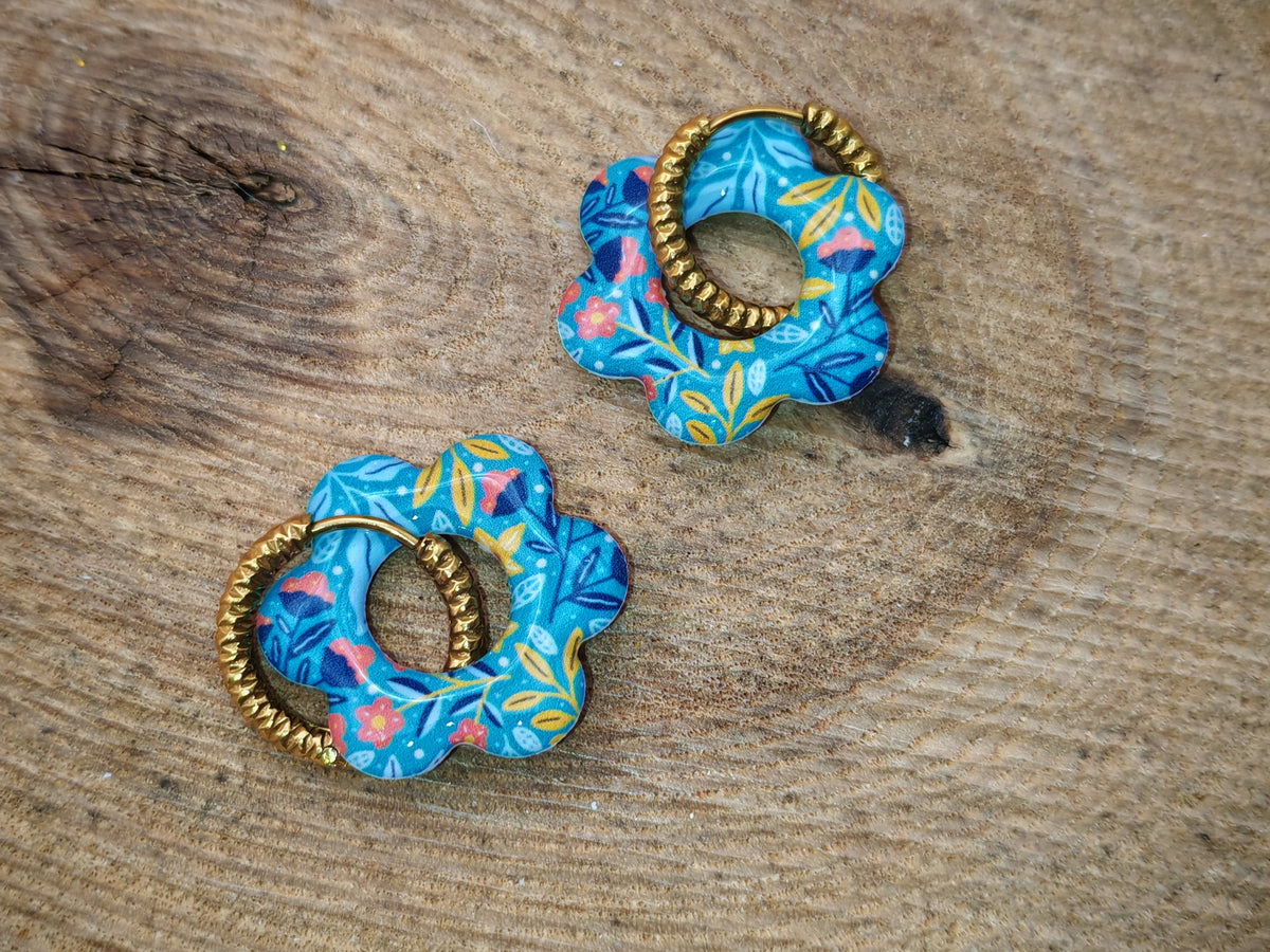 Boucles d’oreilles / Pampilles – Fleur bleue aux éclats colorés