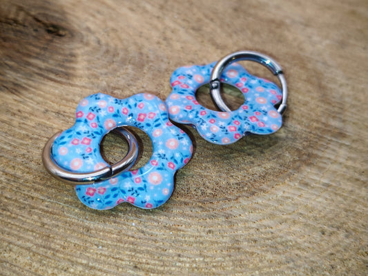 Boucles d’oreilles / Pampilles – Fleur douce sur fond bleu