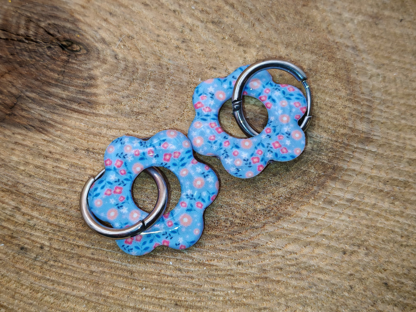 Boucles d’oreilles / Pampilles – Fleur douce sur fond bleu