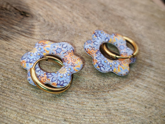 Boucles d’oreilles / Pampilles – Fleur pastel aux éclats dorés