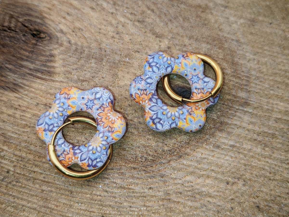 Boucles d’oreilles / Pampilles – Fleur pastel aux éclats dorés