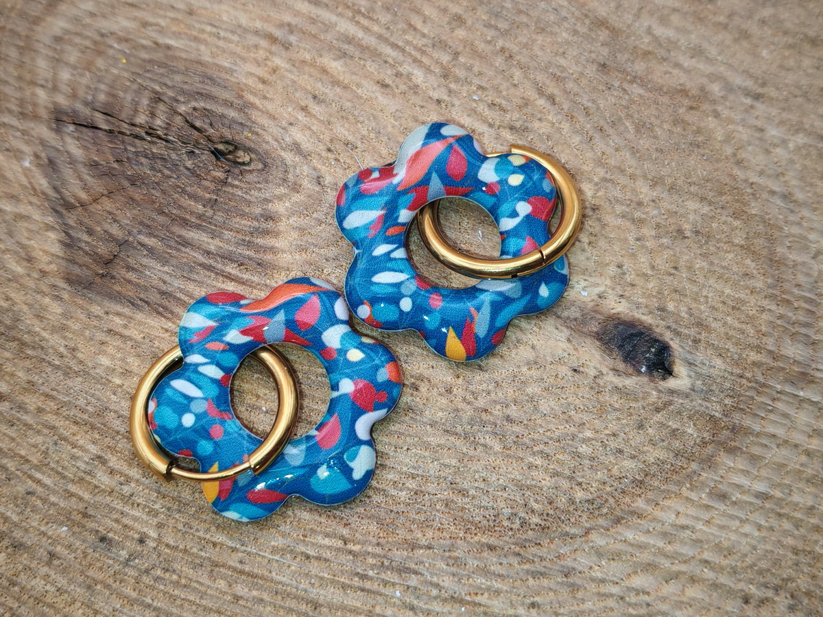 Boucles d’oreilles / Pampilles – Fleur marine aux éclats bordeaux