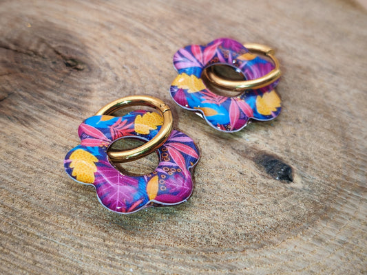 Boucles d’oreilles / Pampilles – Fleur tropicale aux éclats fuchsia