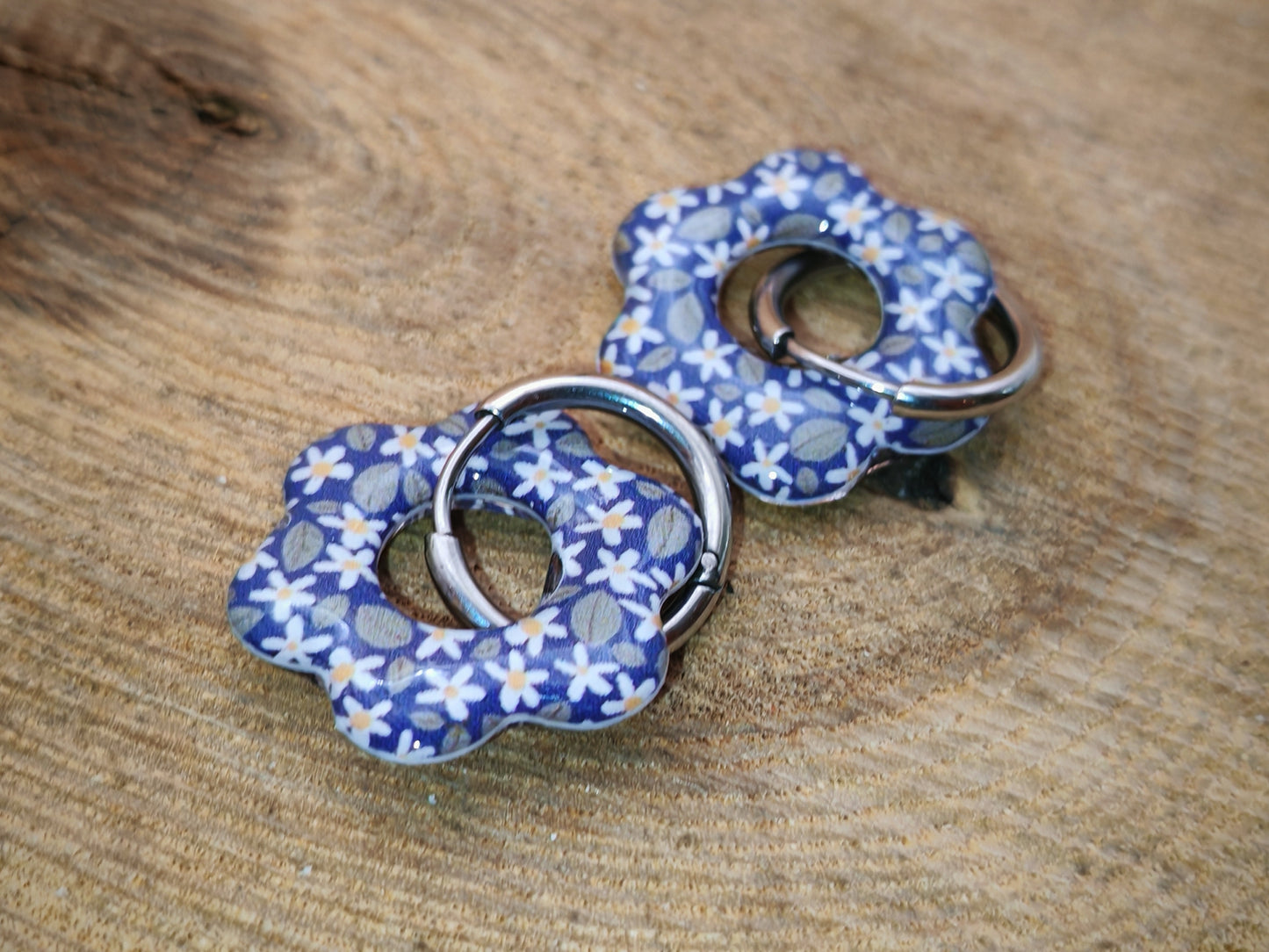 Boucles d’oreilles / Pampilles – Fleur liberty délicat