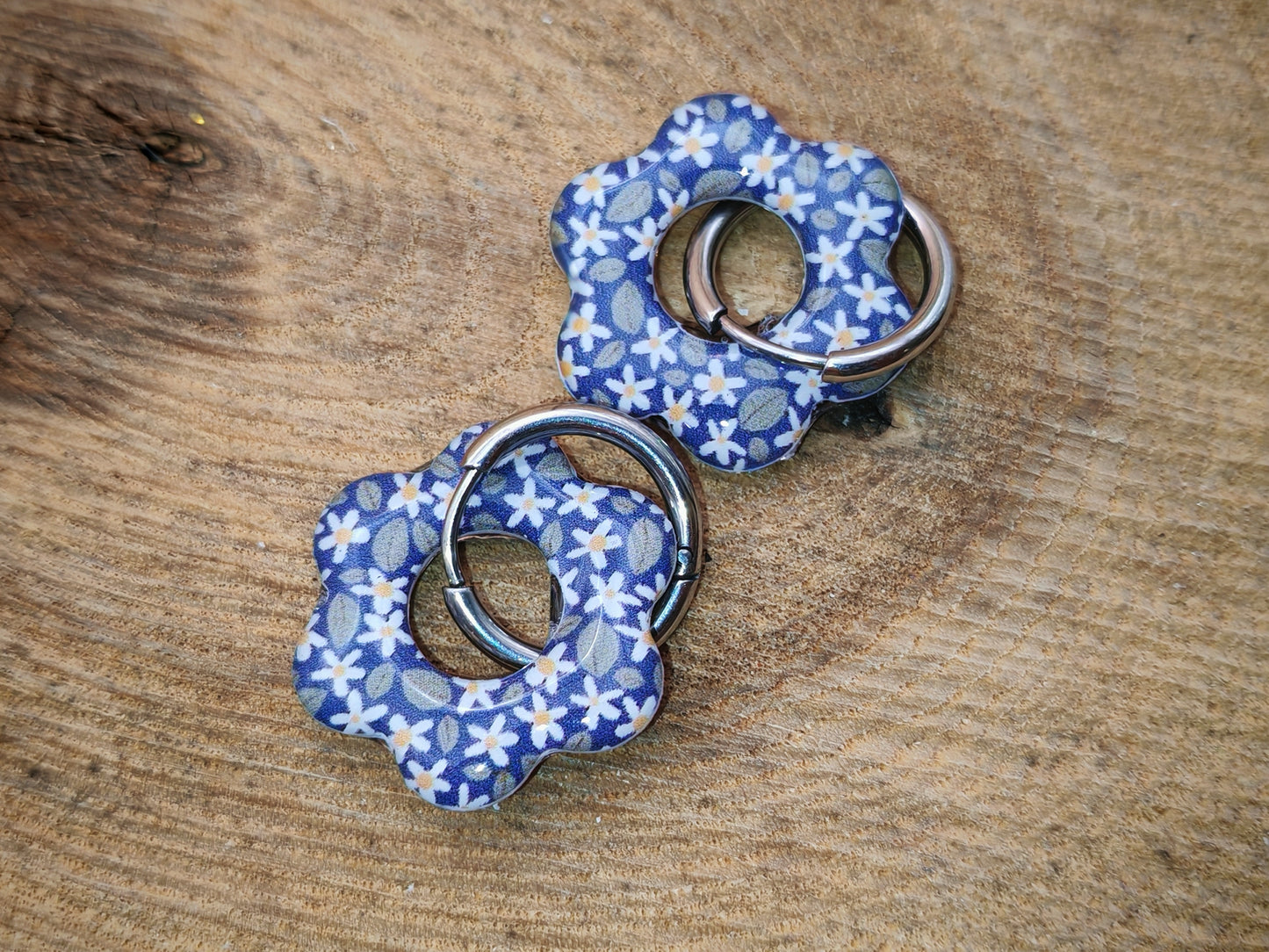 Boucles d’oreilles / Pampilles – Fleur liberty délicat