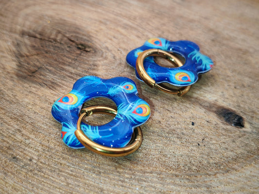 Boucles d’oreilles / Pampilles – Fleur paon aux reflets bleus profonds