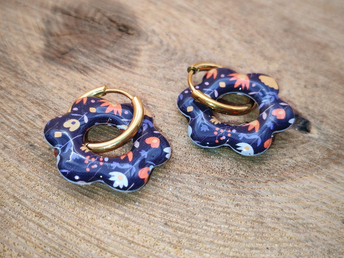 Boucles d’oreilles / Pampilles – Fleur nuit aux éclats floraux