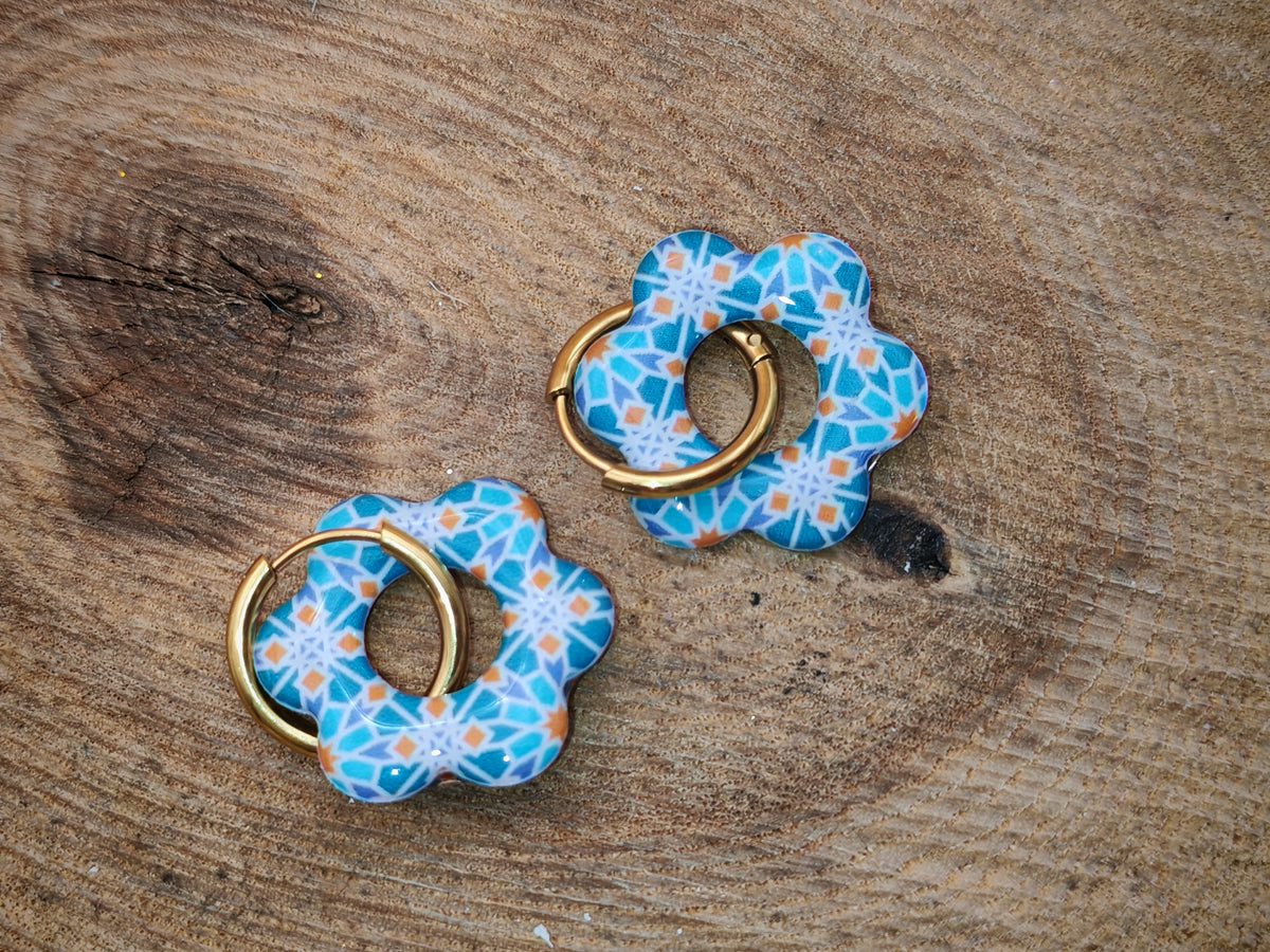 Boucles d’oreilles / Pampilles – Fleur mosaïque turquoise aux éclats solaires