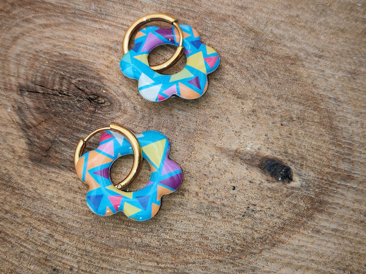 Boucles d’oreilles / Pampilles – Fleur géométrique aux éclats multicolores