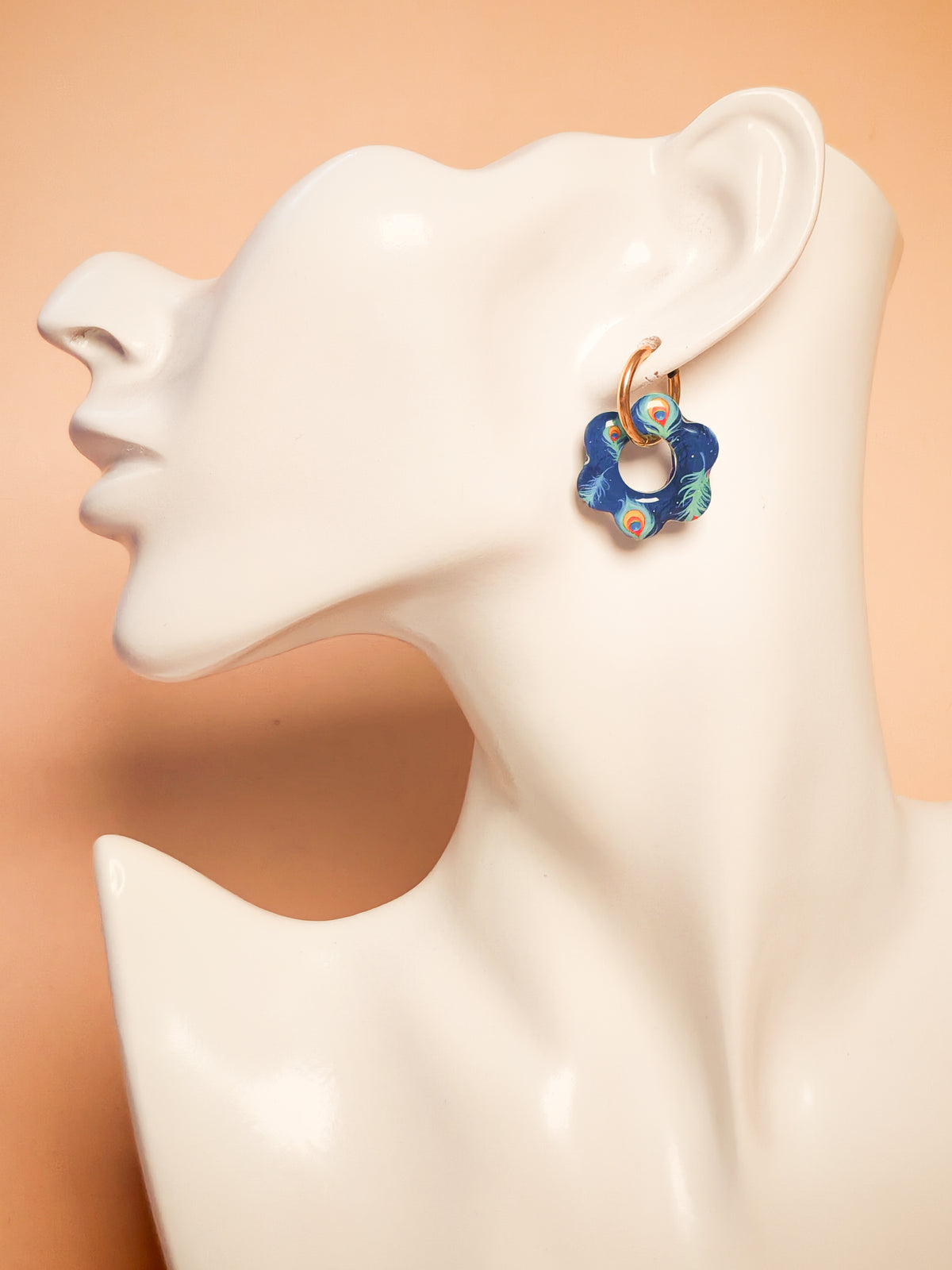 Boucles d’oreilles / Pampilles – Fleur paon aux reflets bleus profonds
