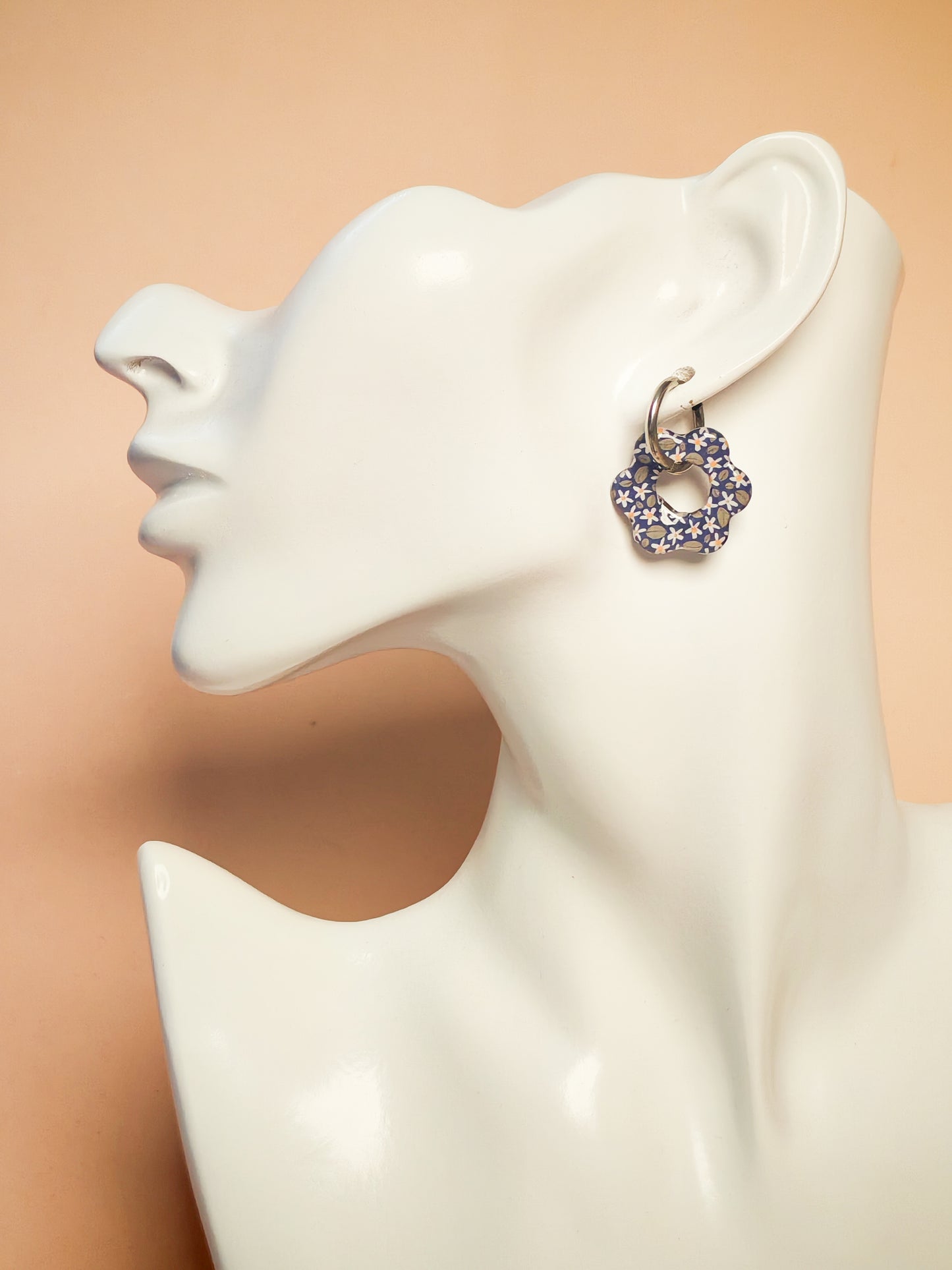 Boucles d’oreilles / Pampilles – Fleur liberty délicat