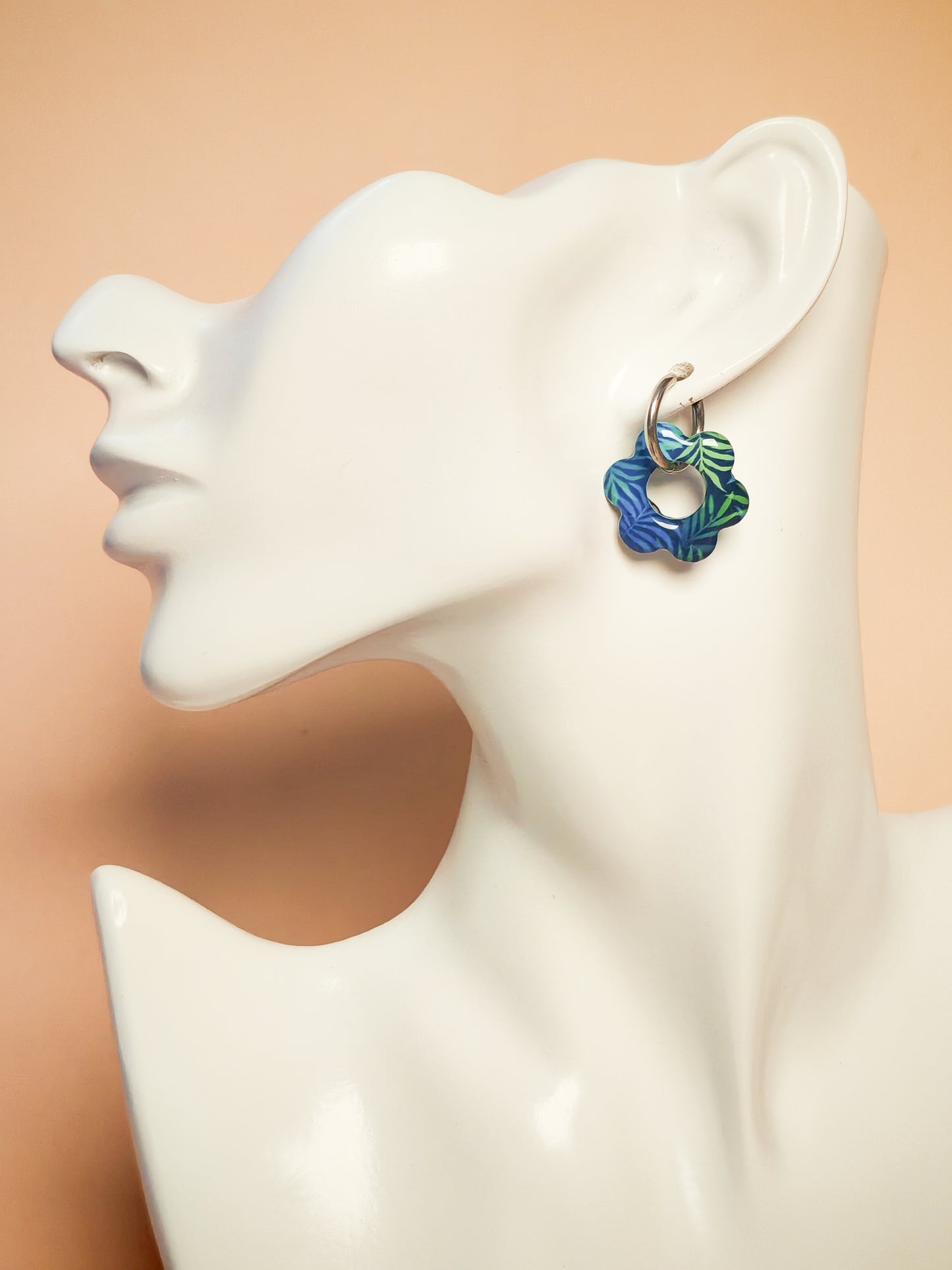 Boucles d’oreilles / Pampilles – Fleur feuillage bleu intense