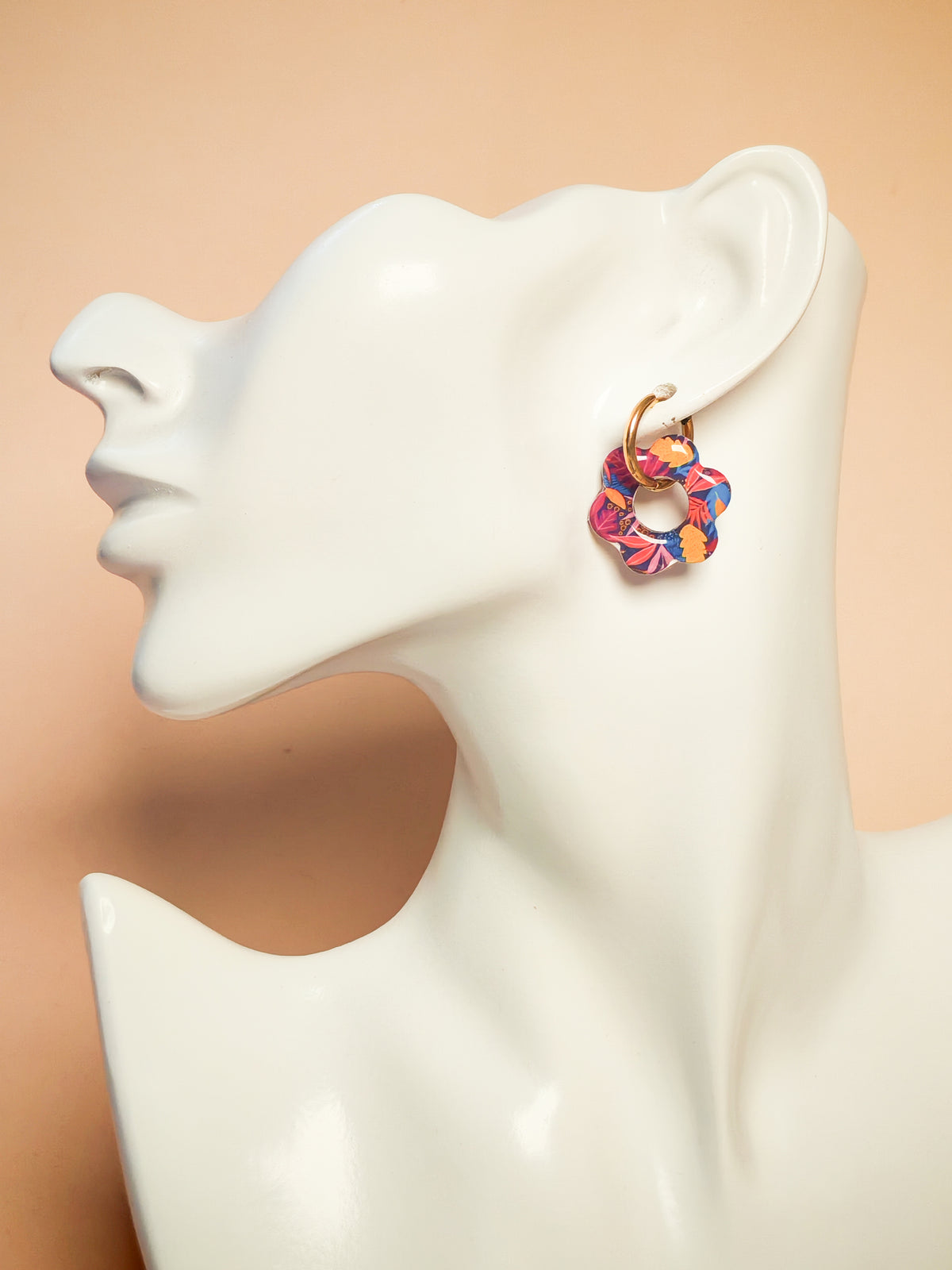 Boucles d’oreilles / Pampilles – Fleur tropicale aux éclats fuchsia