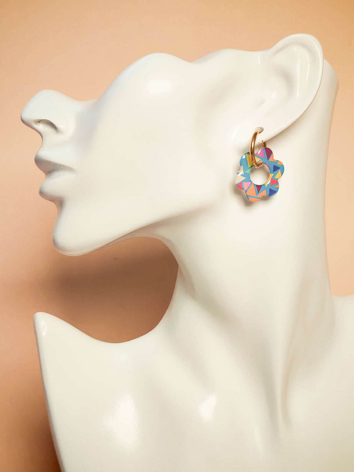 Boucles d’oreilles / Pampilles – Fleur géométrique aux éclats multicolores