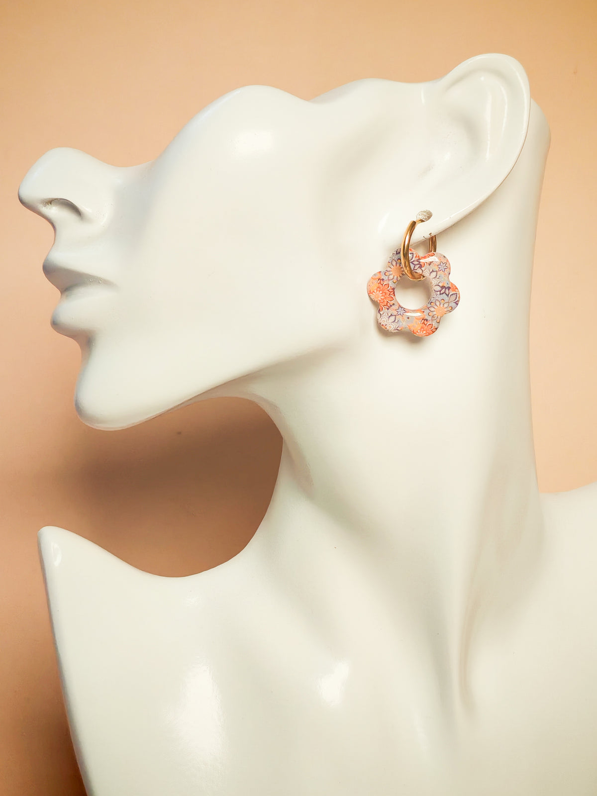 Boucles d’oreilles / Pampilles – Fleur pastel aux éclats dorés