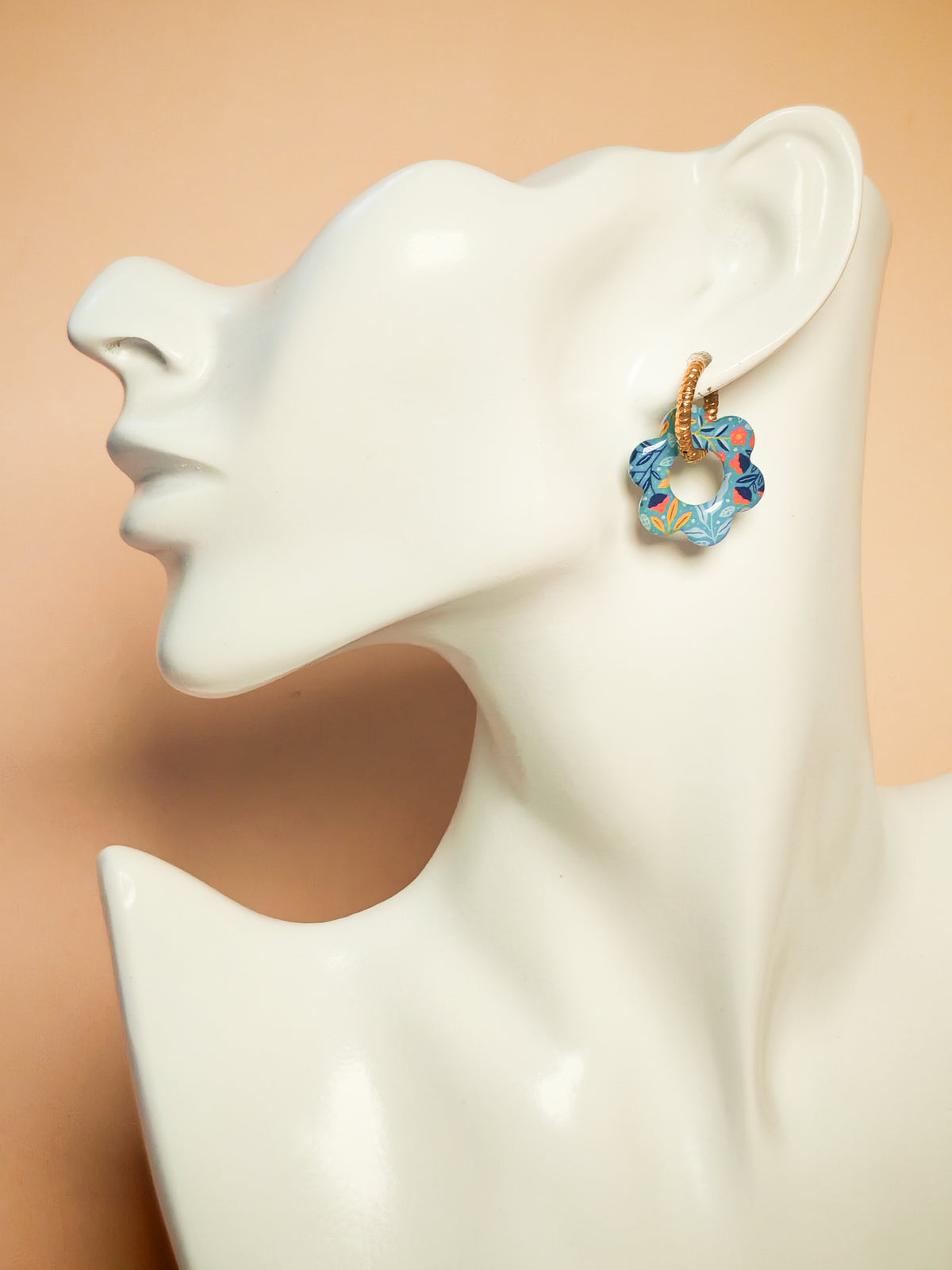 Boucles d’oreilles / Pampilles – Fleur bleue aux éclats colorés