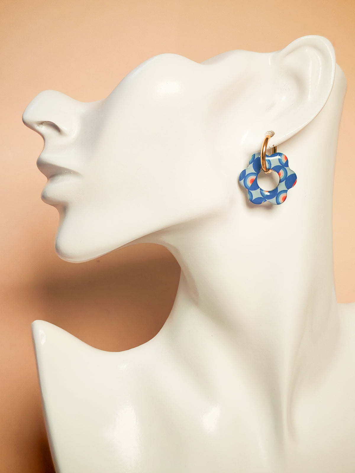 Boucles d’oreilles / Pampilles – Fleur rétro bleue aux reflets graphiques
