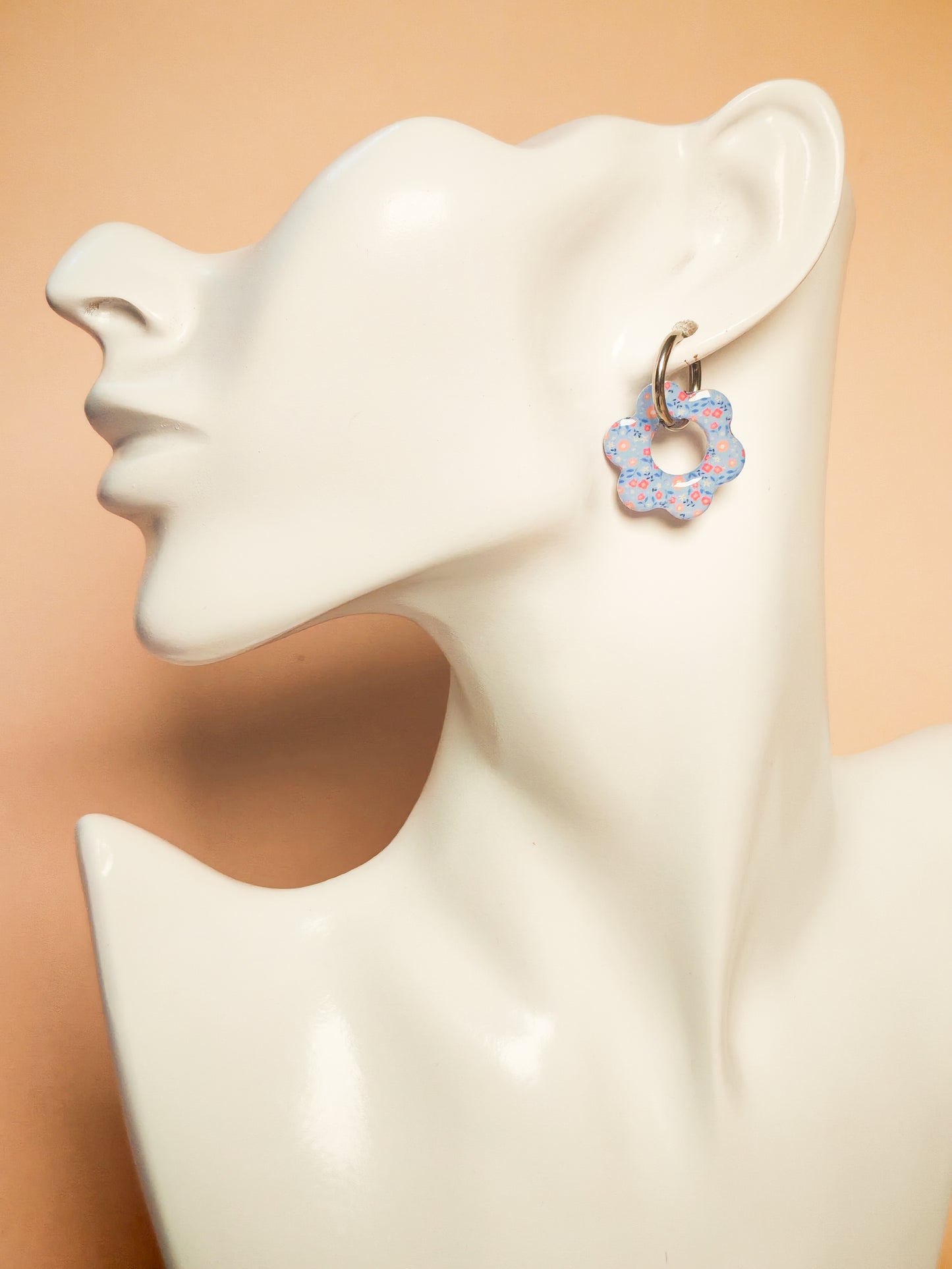 Boucles d’oreilles / Pampilles – Fleur douce sur fond bleu