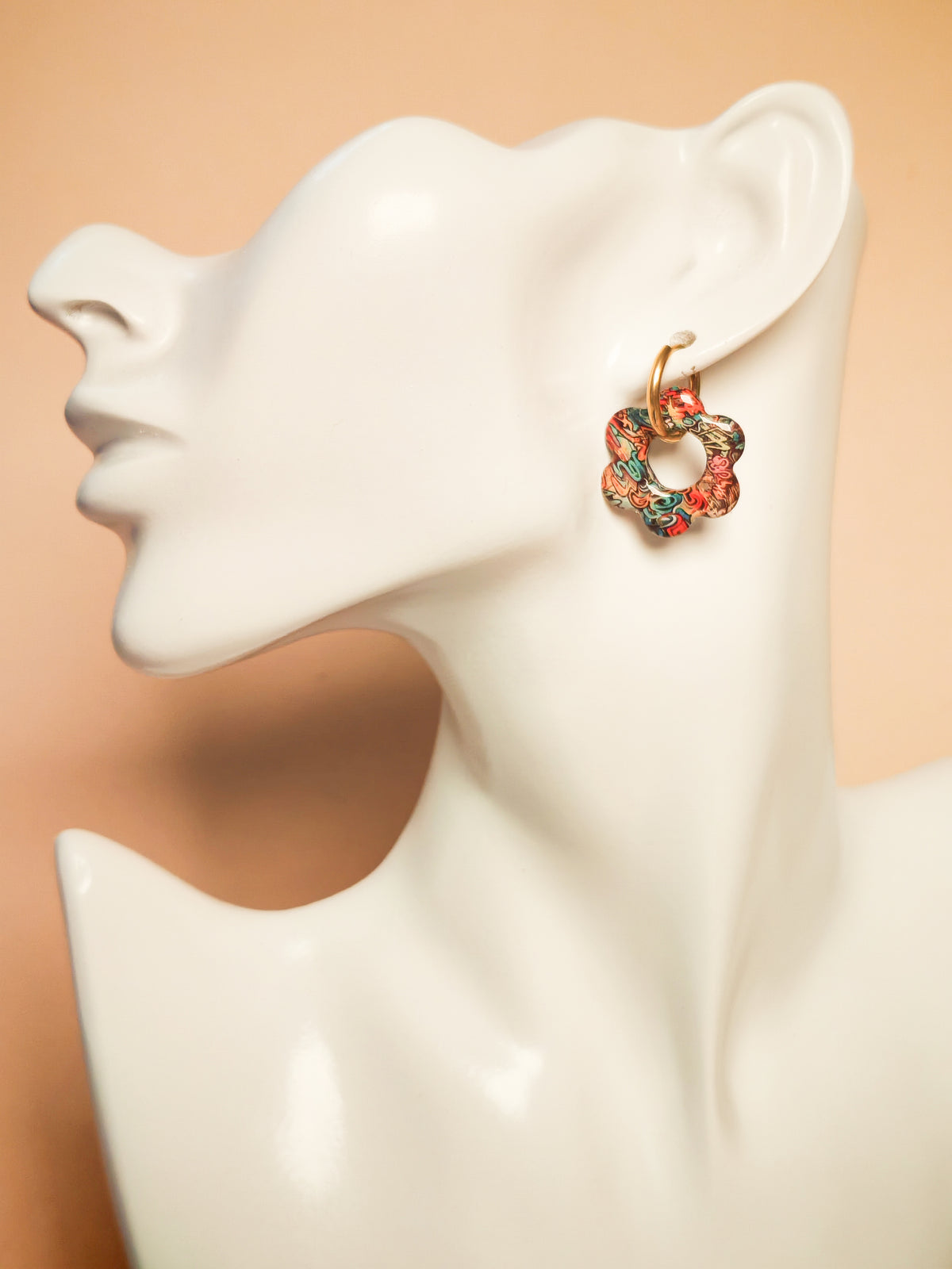 Boucles d’oreilles / Pampilles – Fleur graffiti aux éclats urbains