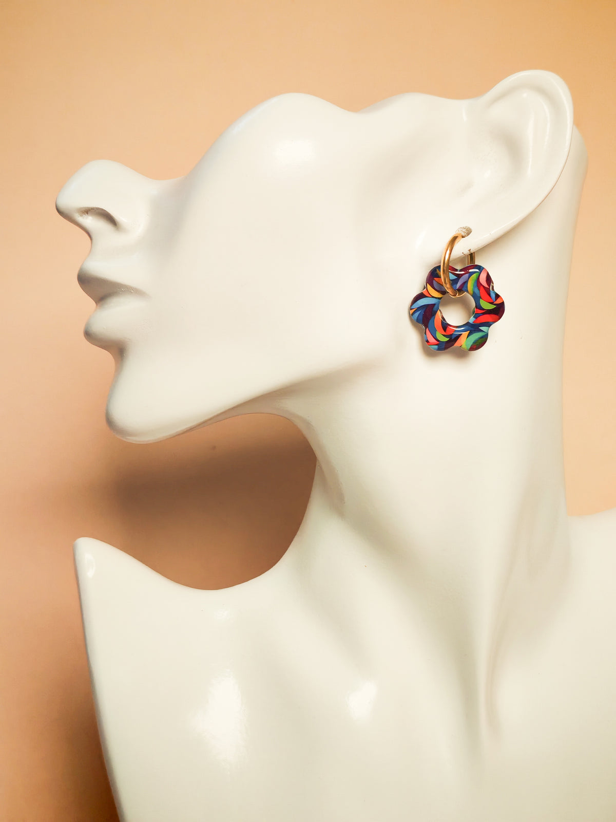 Boucles d’oreilles / Pampilles – Fleur arc-en-ciel aux reflets vibrants