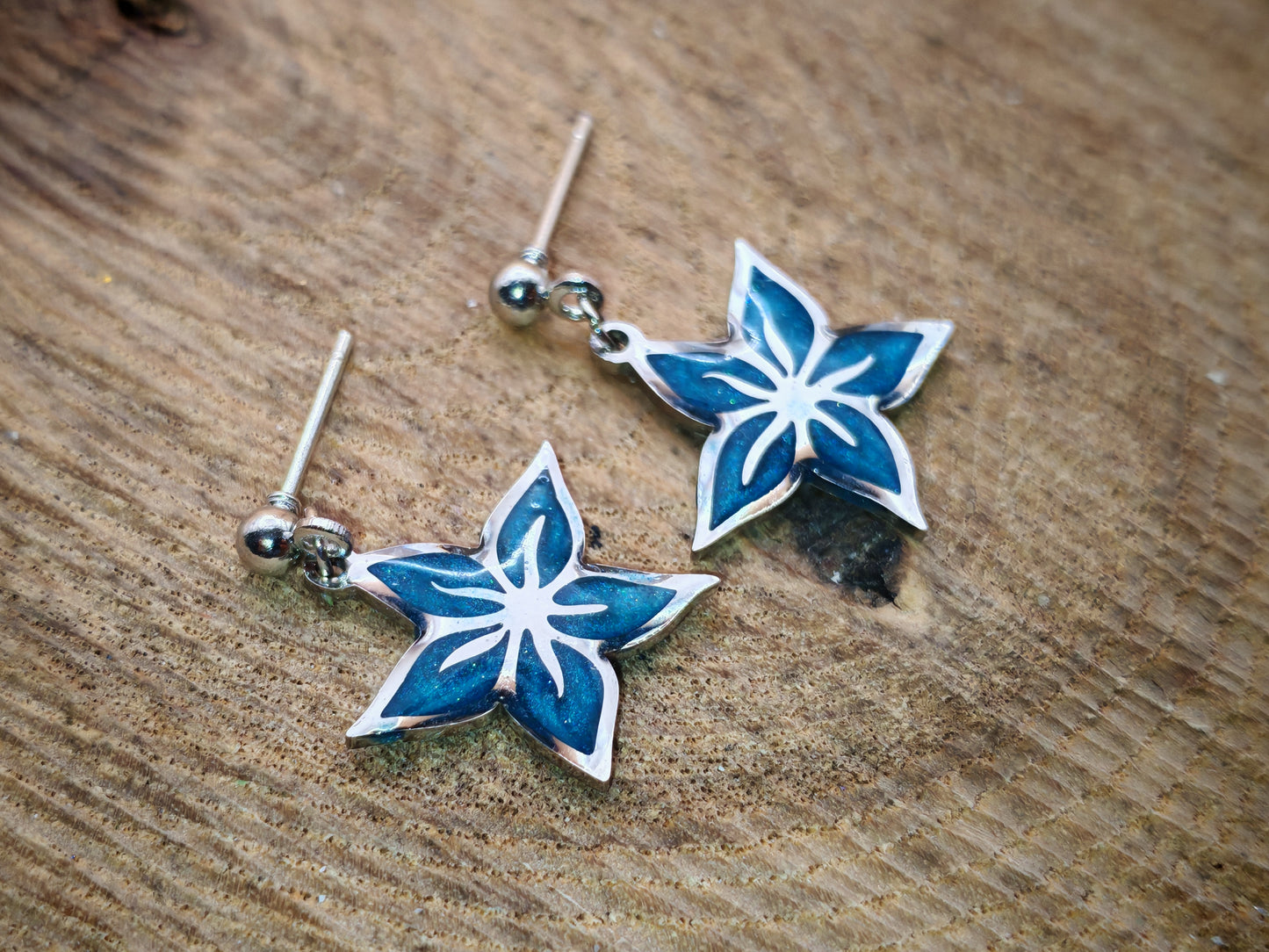 Boucles d’oreilles – Fleurs étoilées argentées