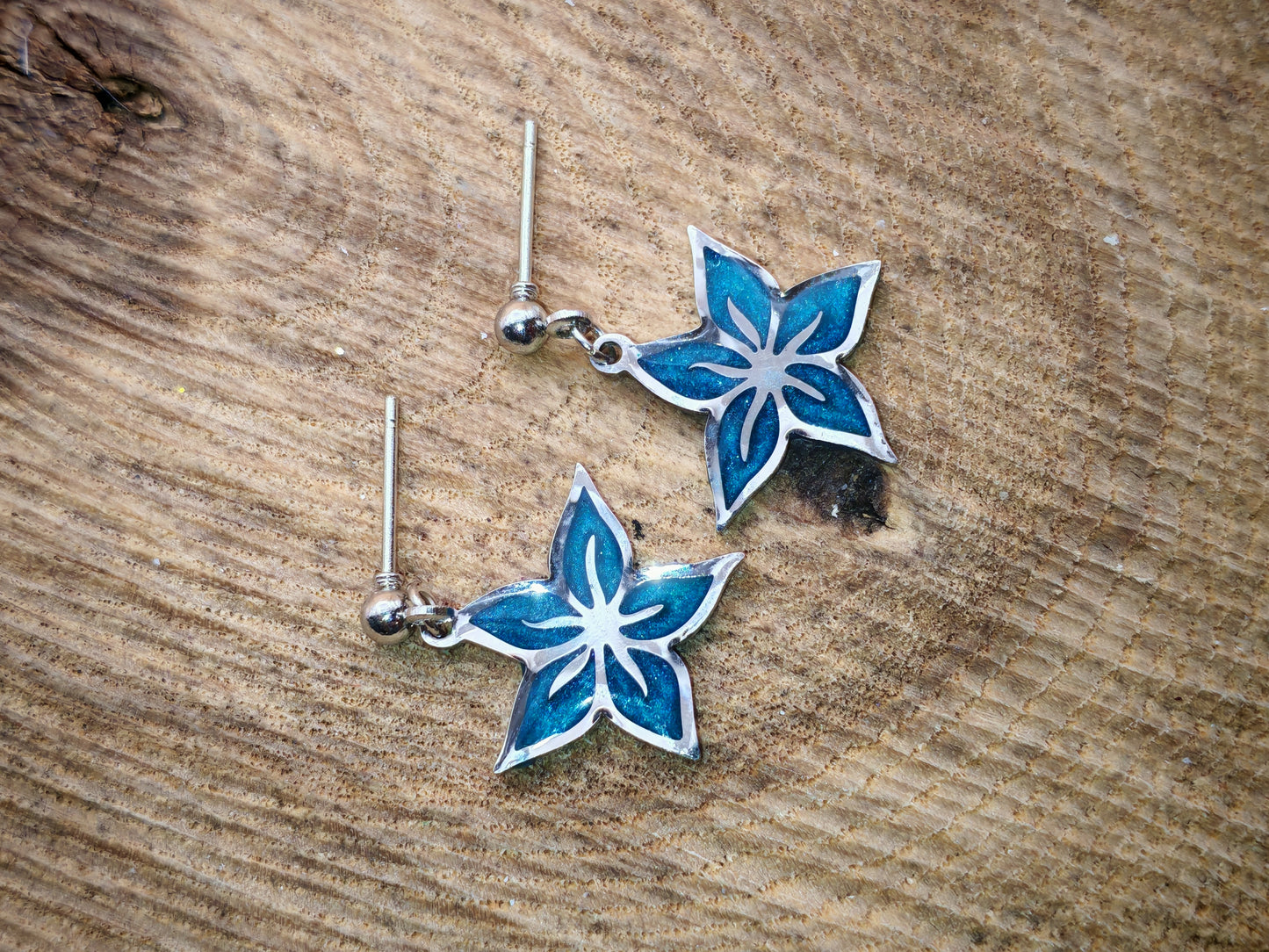 Boucles d’oreilles – Fleurs étoilées argentées