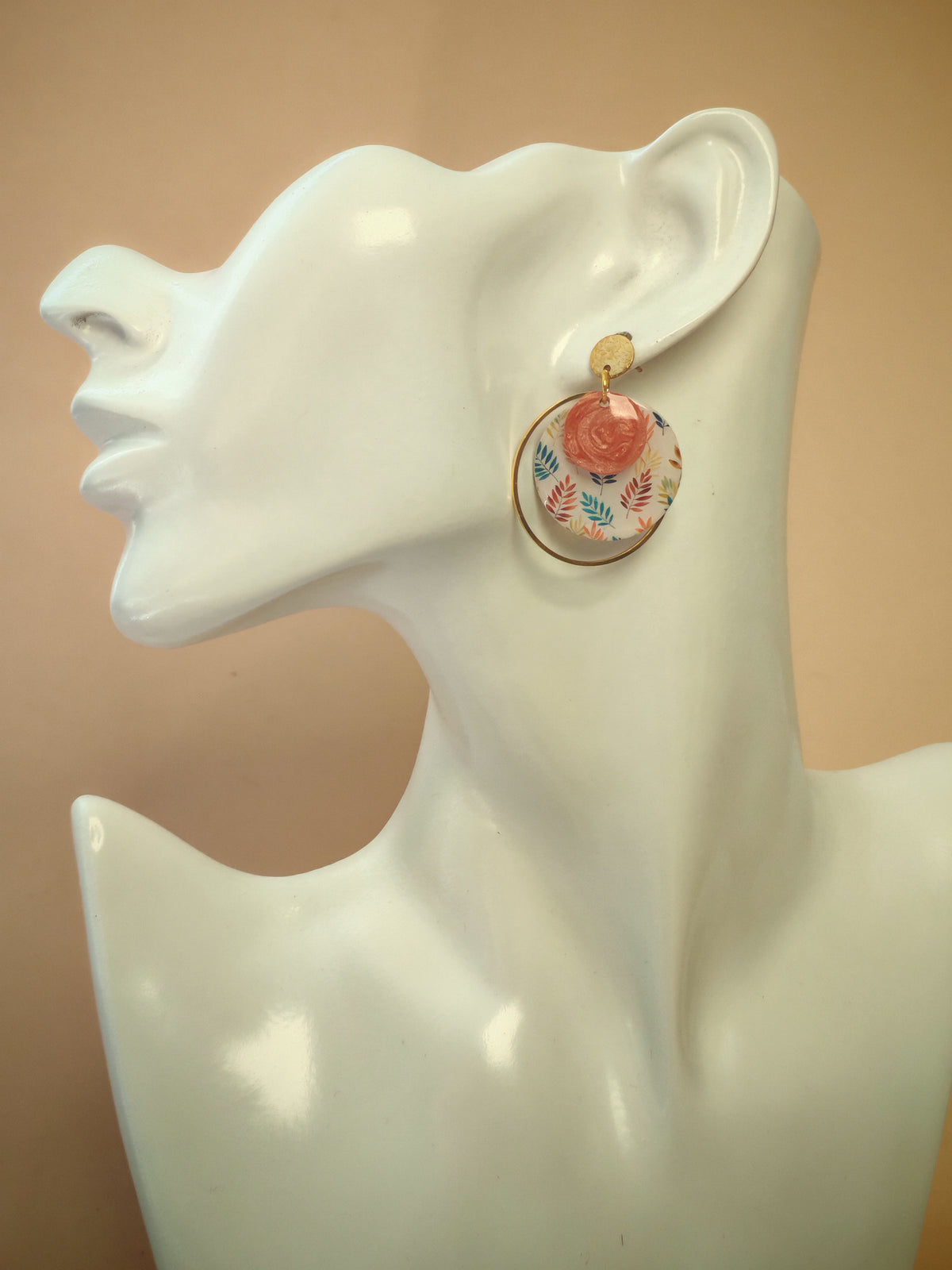 Boucles d’oreilles – Feuillages colorés sur fond ivoire