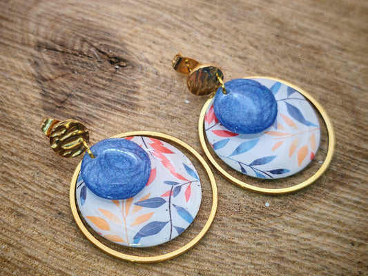 Boucles d’oreilles – Feuillage doux et éclat bleu profond