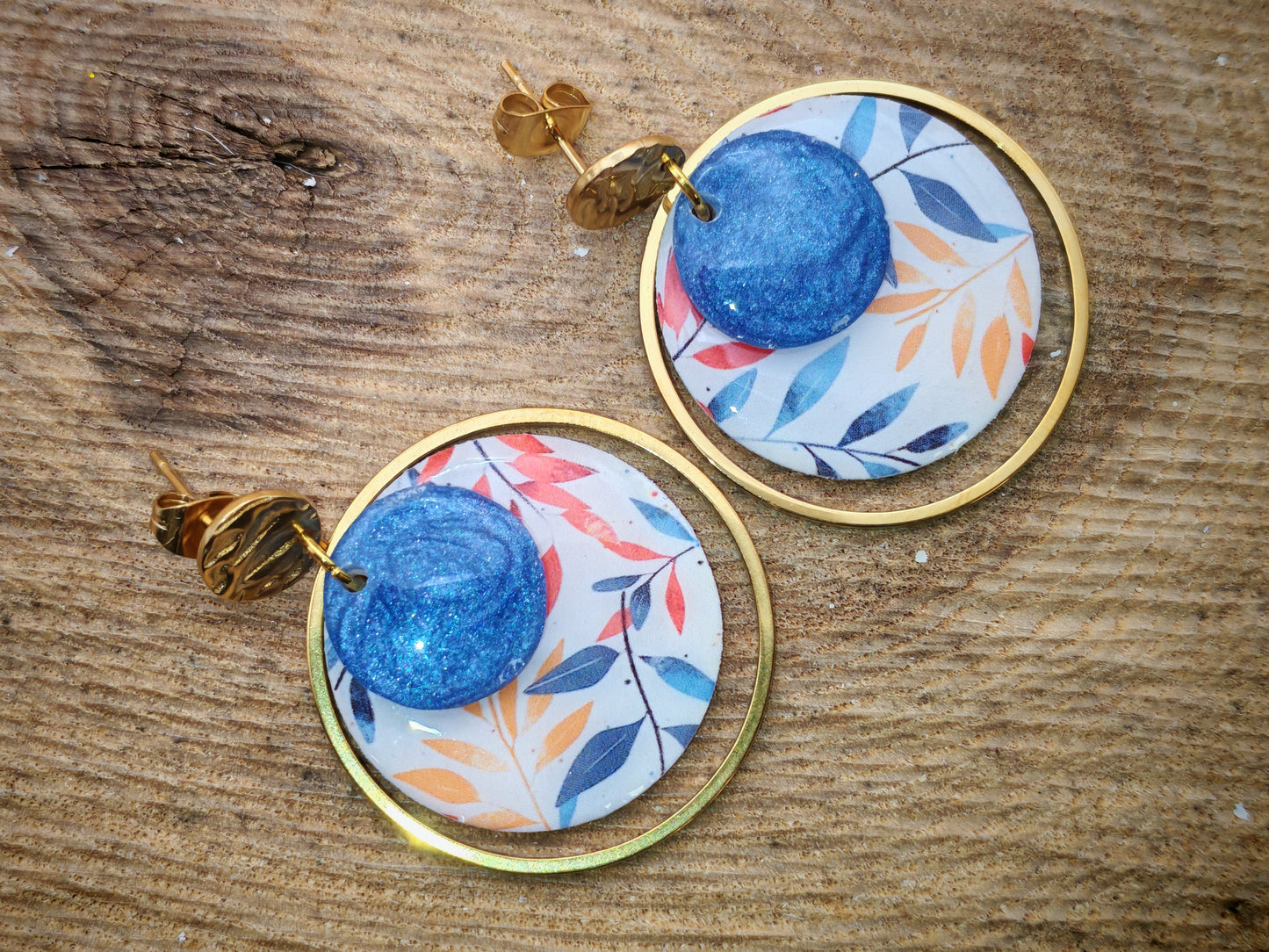 Boucles d’oreilles – Feuillage doux et éclat bleu profond