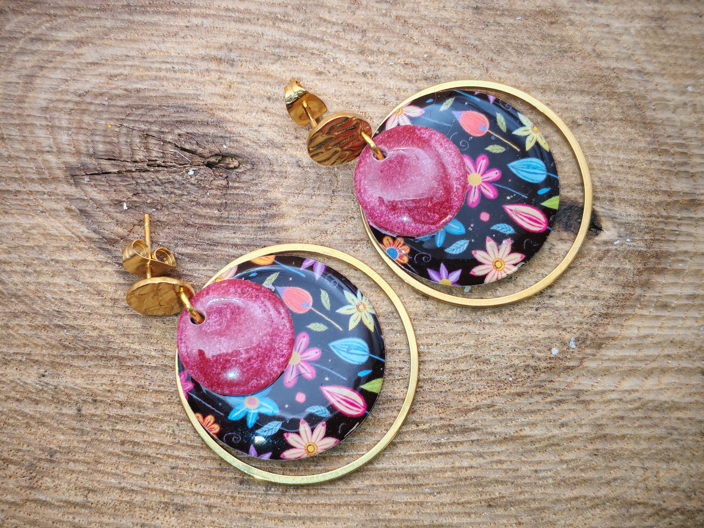 Boucles d’oreilles – Fleurs éclatantes sur fond noir