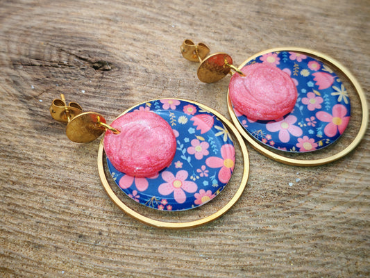Boucles d’oreilles – Fleurs roses sur fond bleu profond
