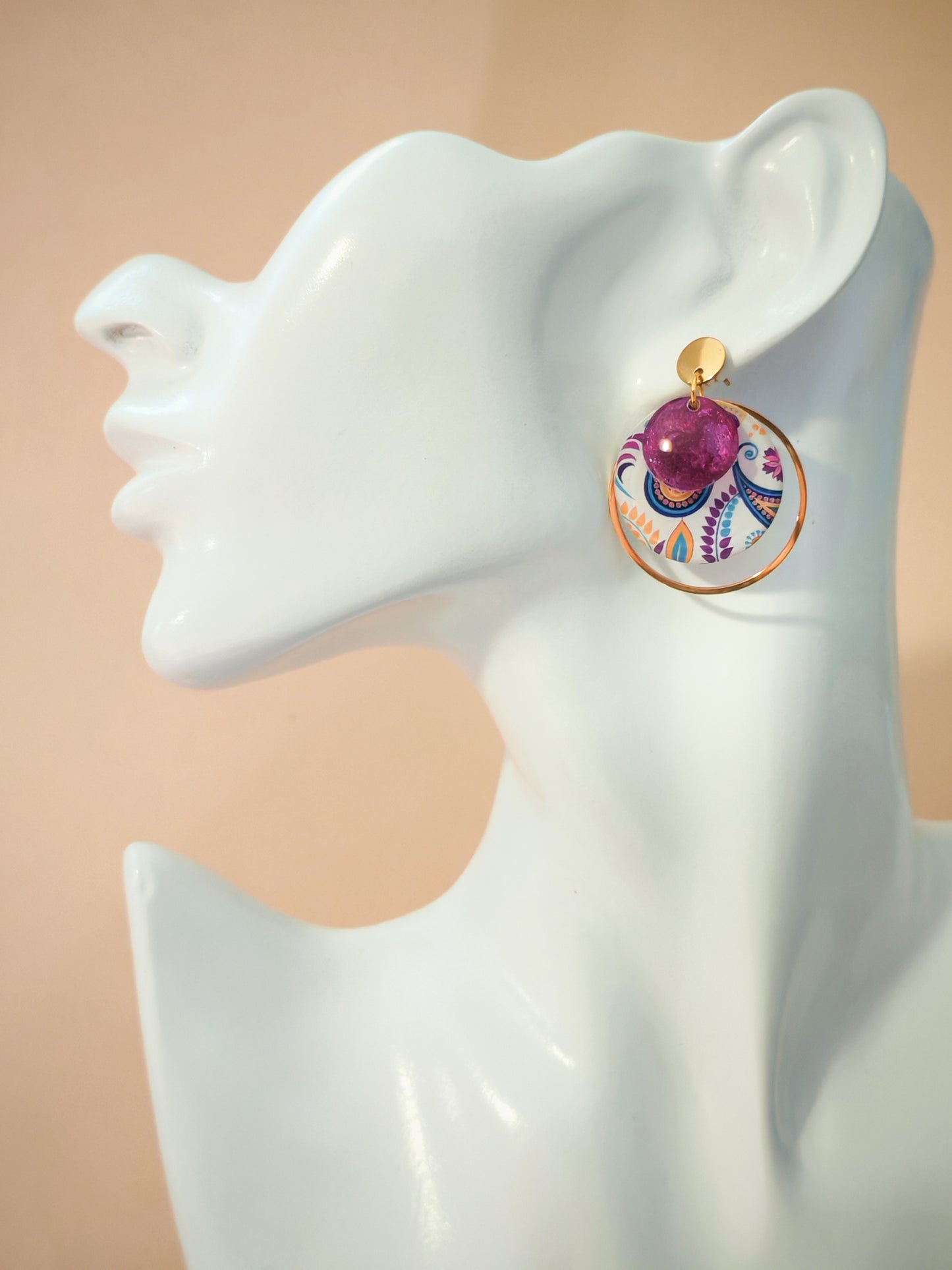 Boucles d’oreilles – Arabesques élégantes et violet lumineux