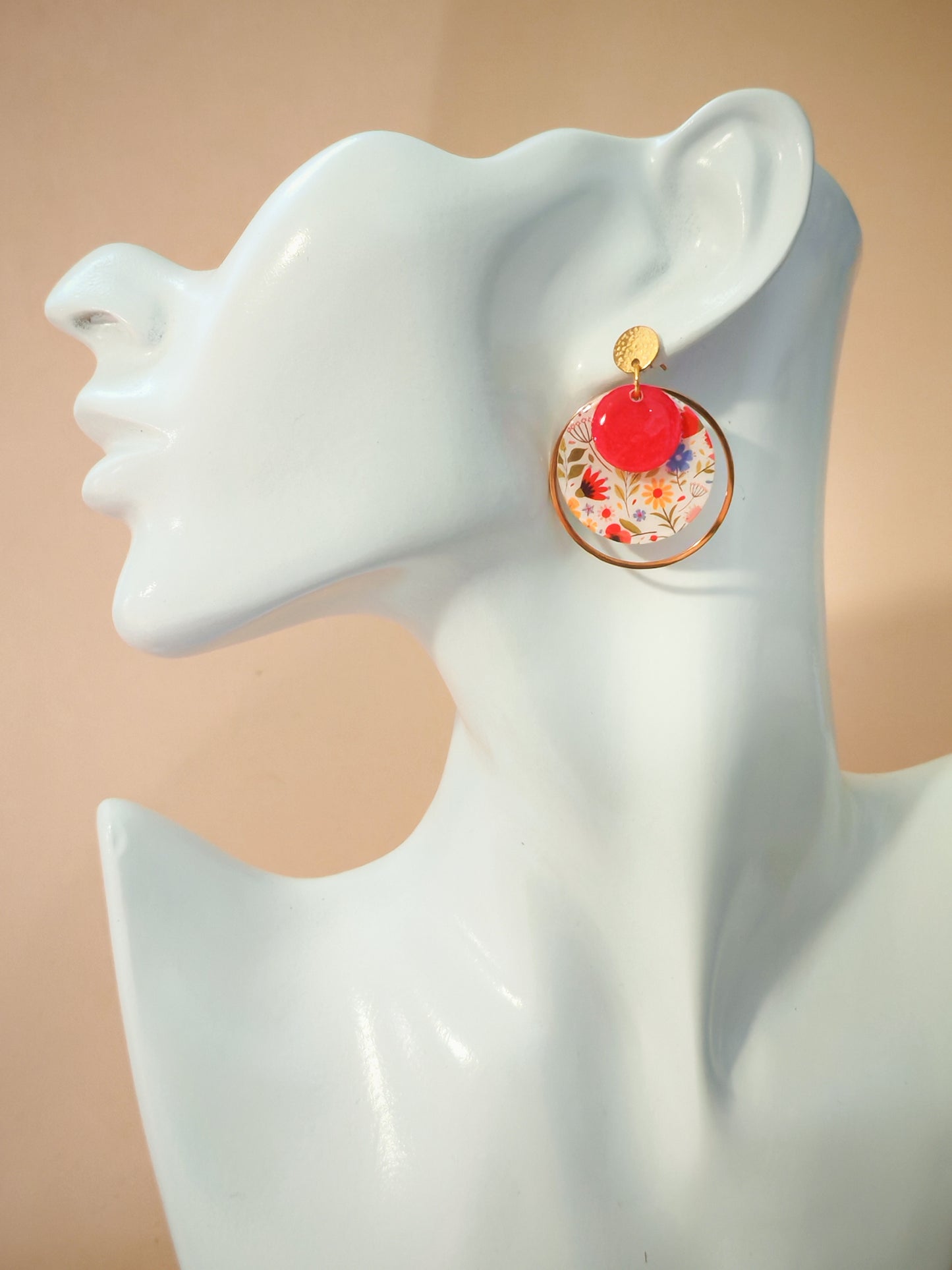 Boucles d’oreilles – Fleurs délicates et rouge lumineux