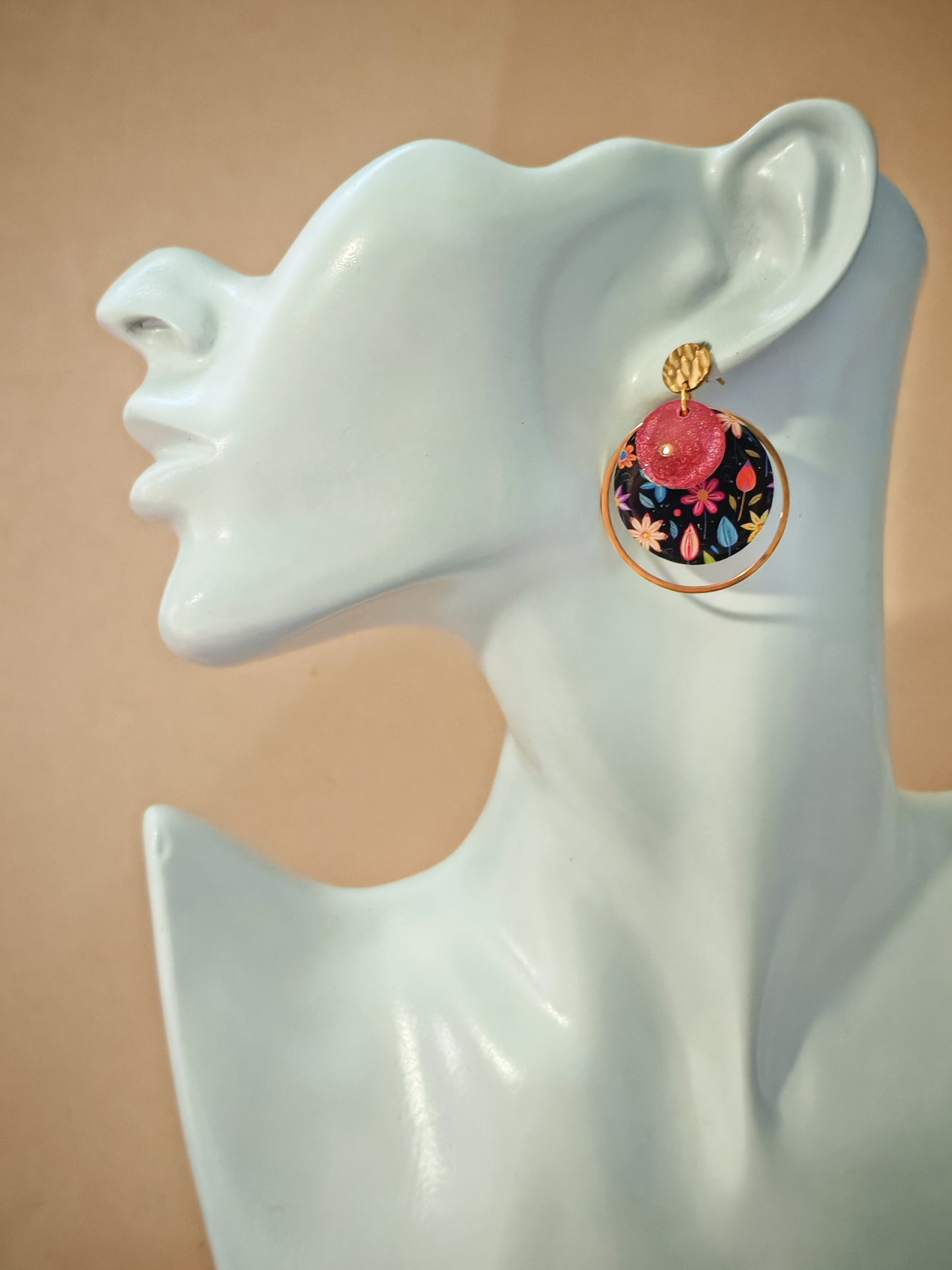 Boucles d’oreilles – Fleurs éclatantes sur fond noir