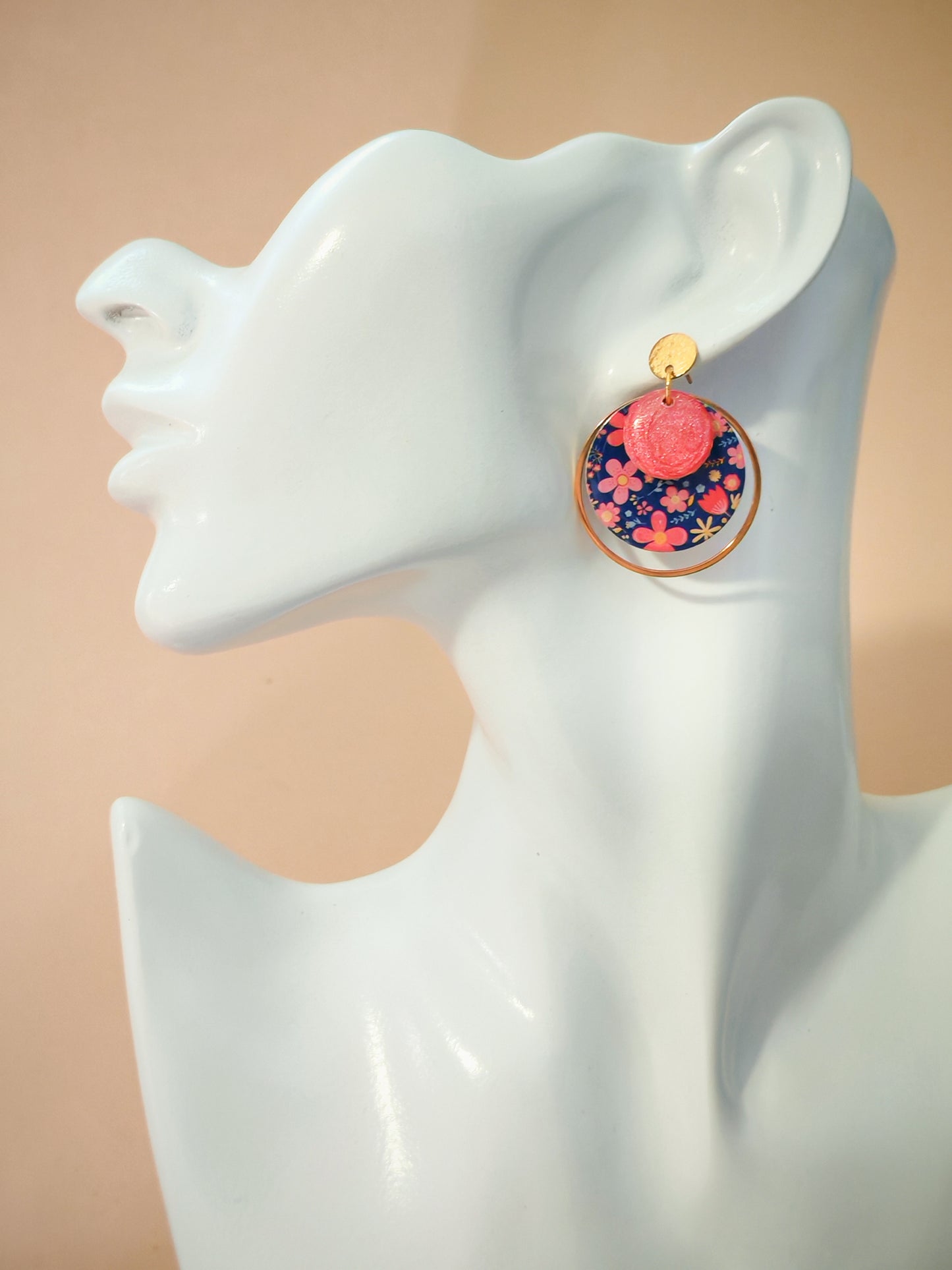 Boucles d’oreilles – Fleurs roses sur fond bleu profond