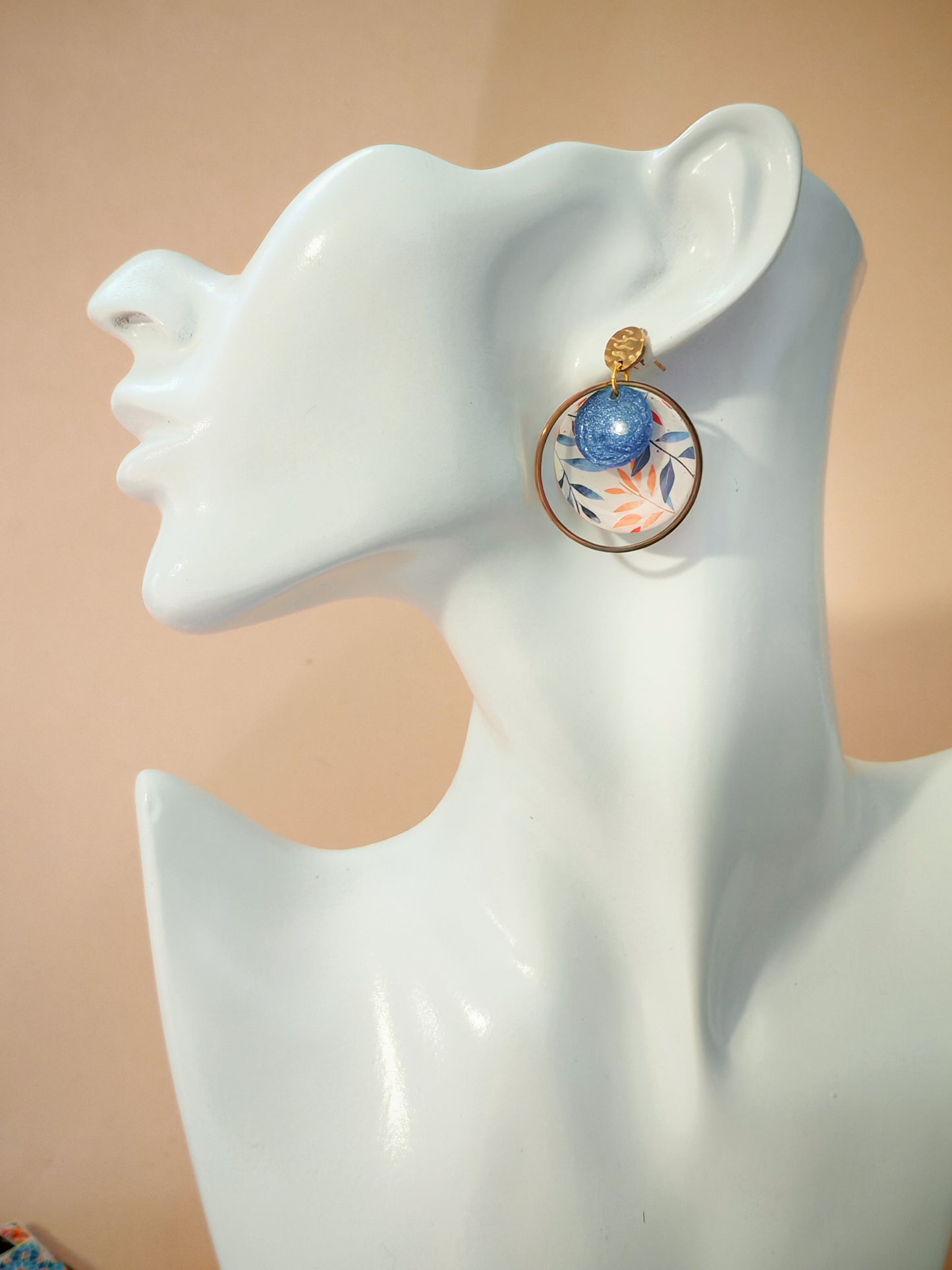 Boucles d’oreilles – Feuillage doux et éclat bleu profond
