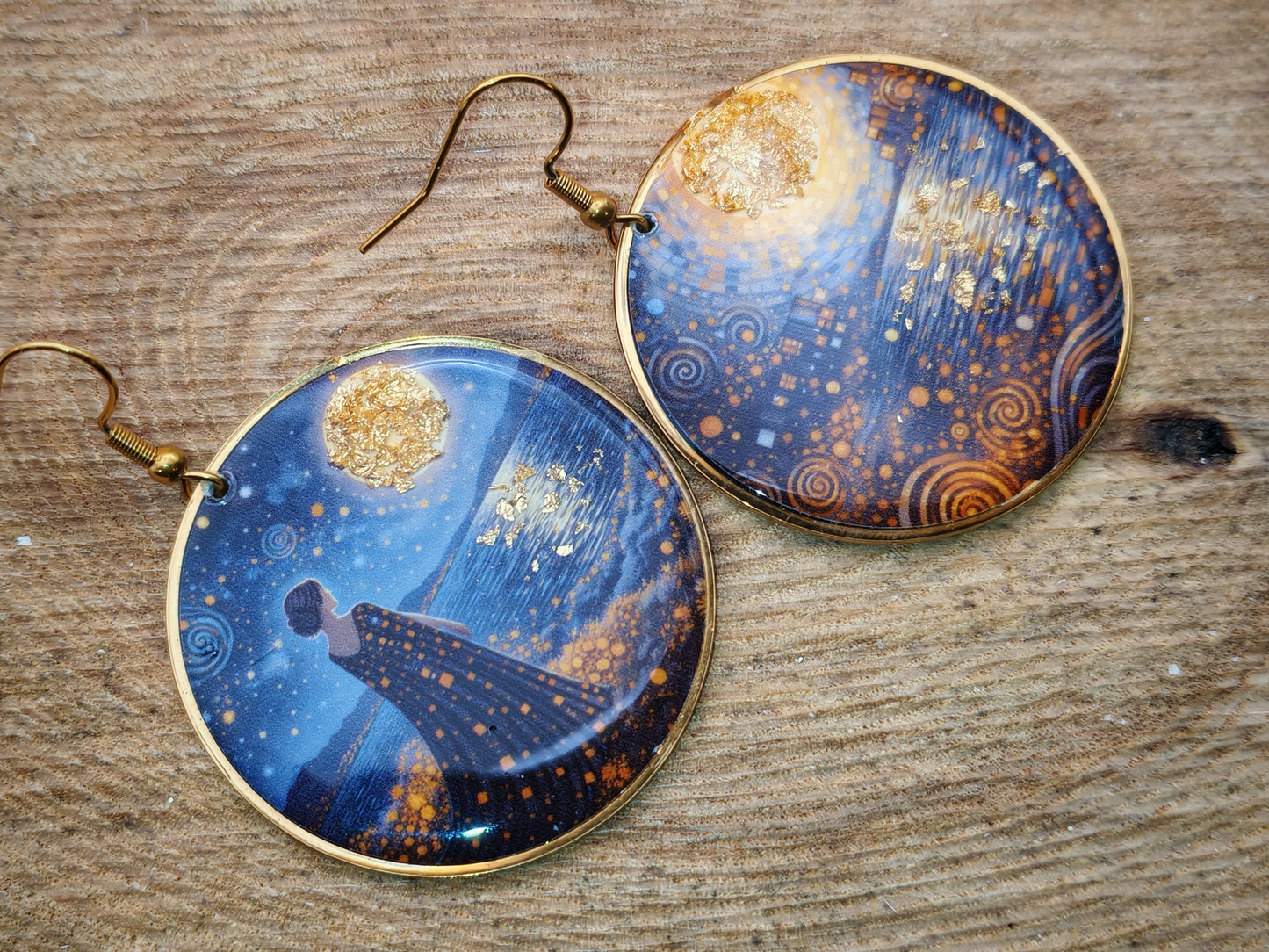 Boucles d’oreilles Klimt – Silhouette sous la lune dorée