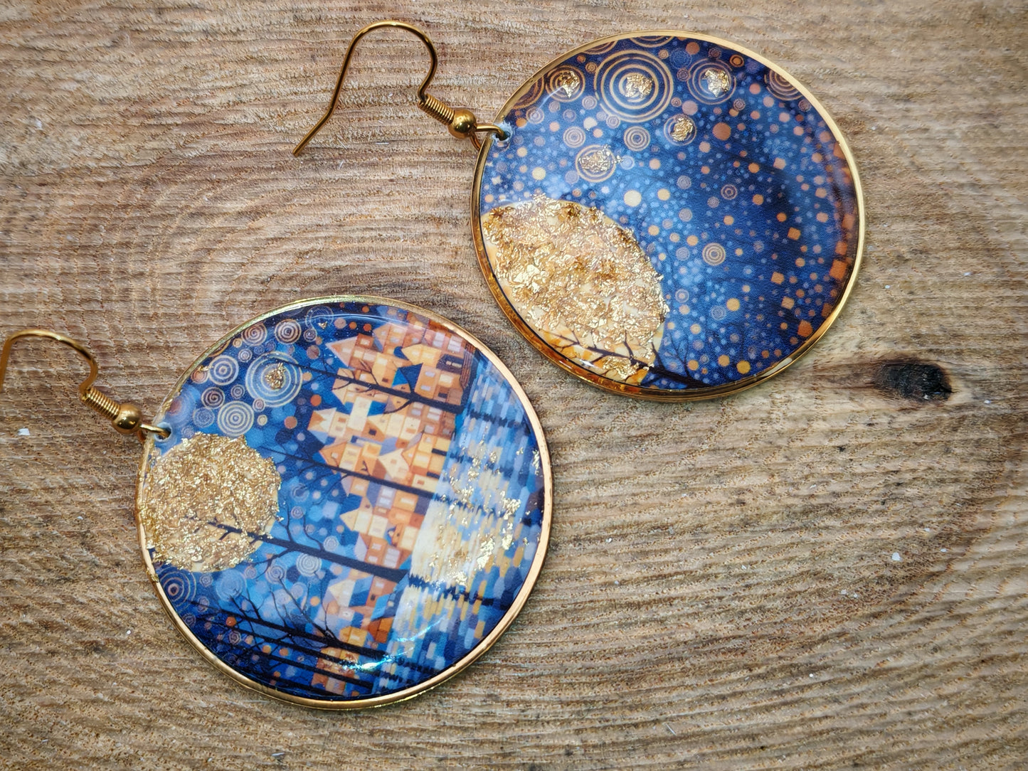 Boucles d’oreilles Klimt – Village doré sous ciel étoilé